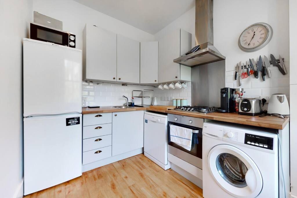 Superb 2 Bed Flat Next To Clapham South Station Londra